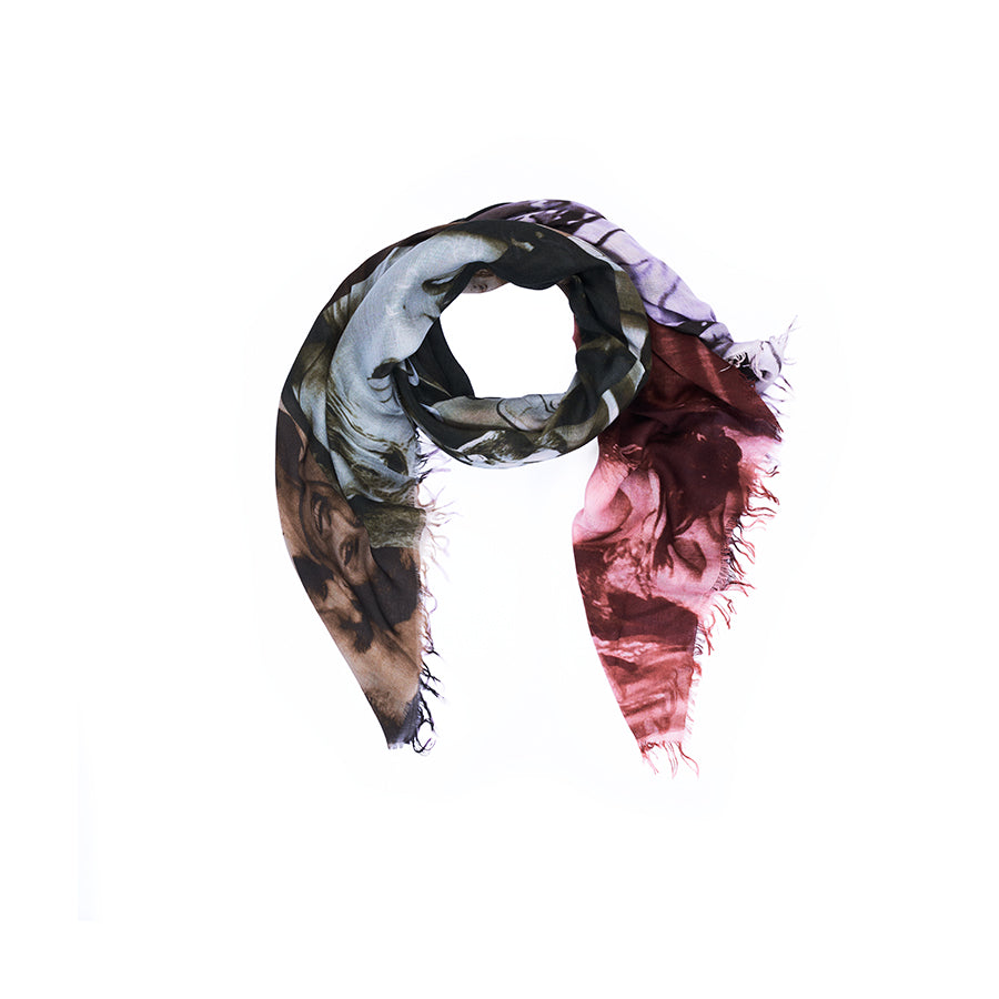 The “Lily, Films D’Amour” scarf by SUZI ROHER is a lightweight accessory with frayed edges, showcasing an artistic print in green, black, and red on a white background. The vibrant design is digitally printed to preserve the original artwork’s vivid colors.